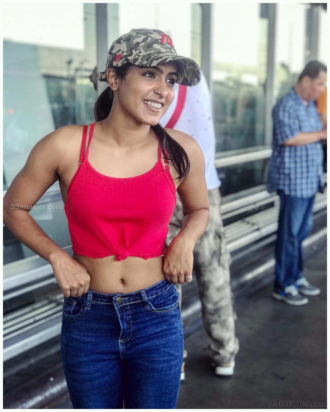 1100x1370 Samyuktha Hegde Wallpaper