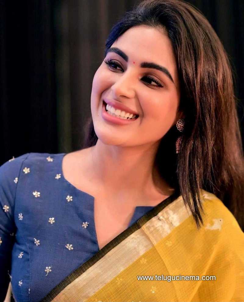 800x990 Samyuktha Menon's smiling pics