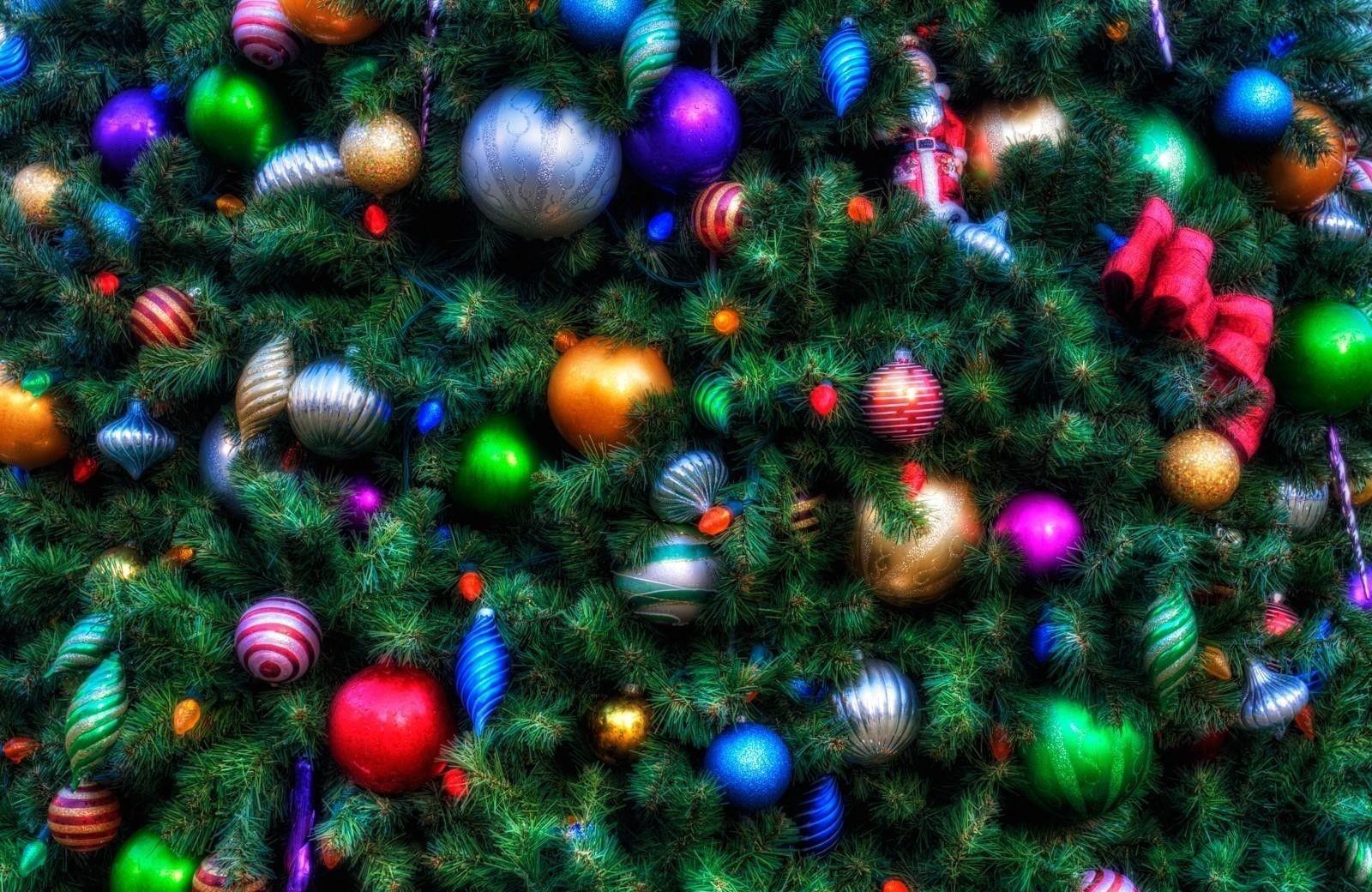 1600x1040 Christmas tree, Ornaments, Holiday, Garland wallpaper and background
