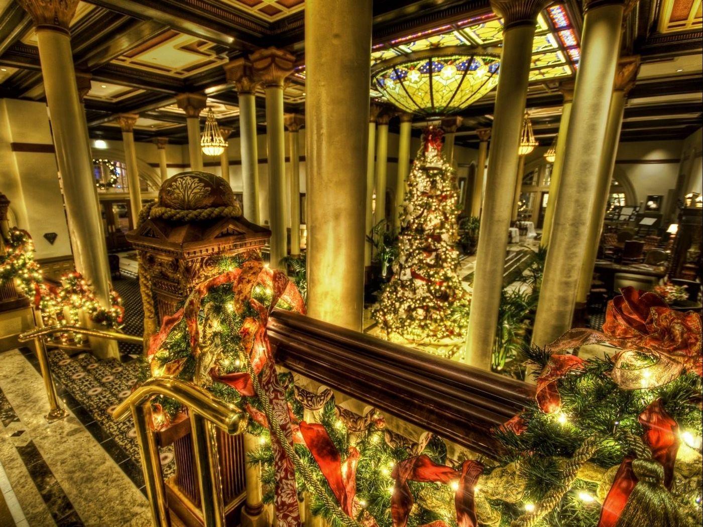 1400x1050 Download wallpaper 1400x1050 tree, columns, hall, holiday, christmas