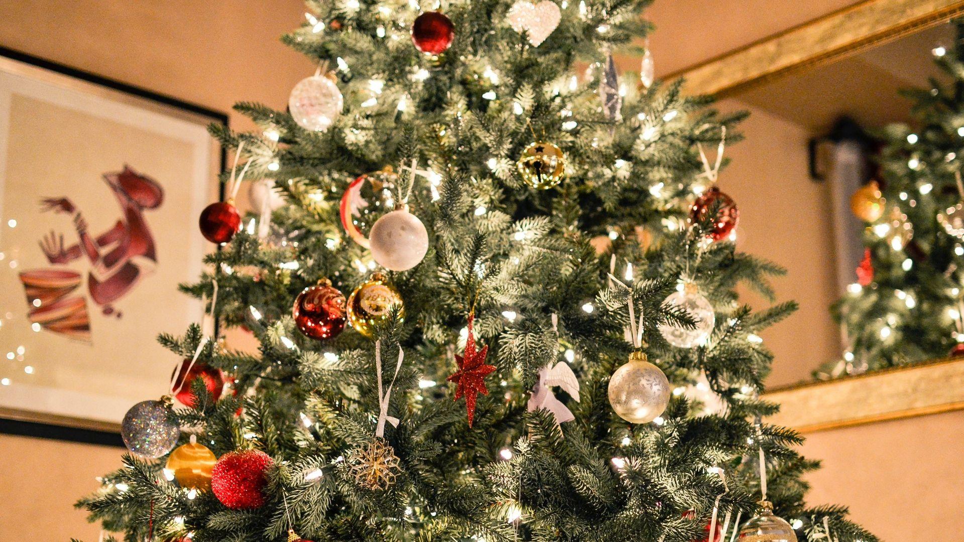 1920x1080 Download wallpaper 1920x1080 christmas tree, ornaments, garlands