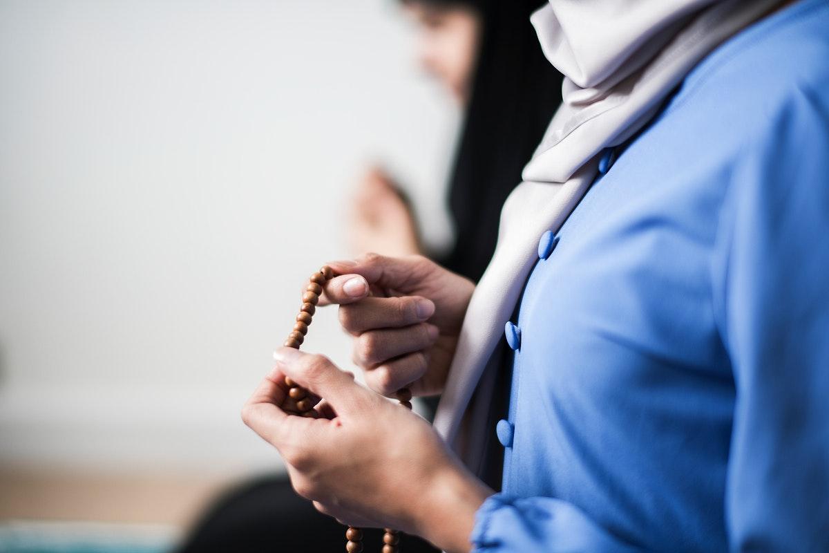 1200x800 Woman Tasbih Image Wallpaper