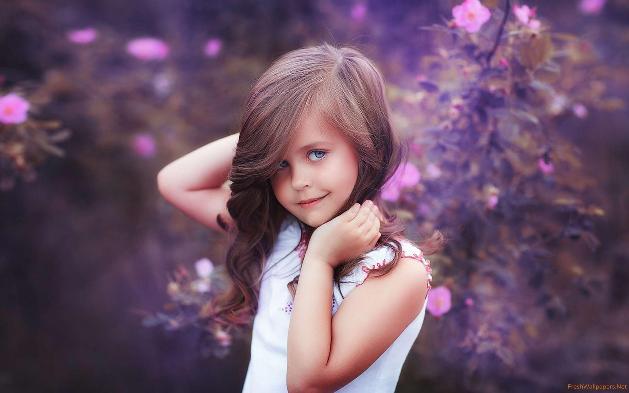 2560x1600 Cute Girl Wallpaper