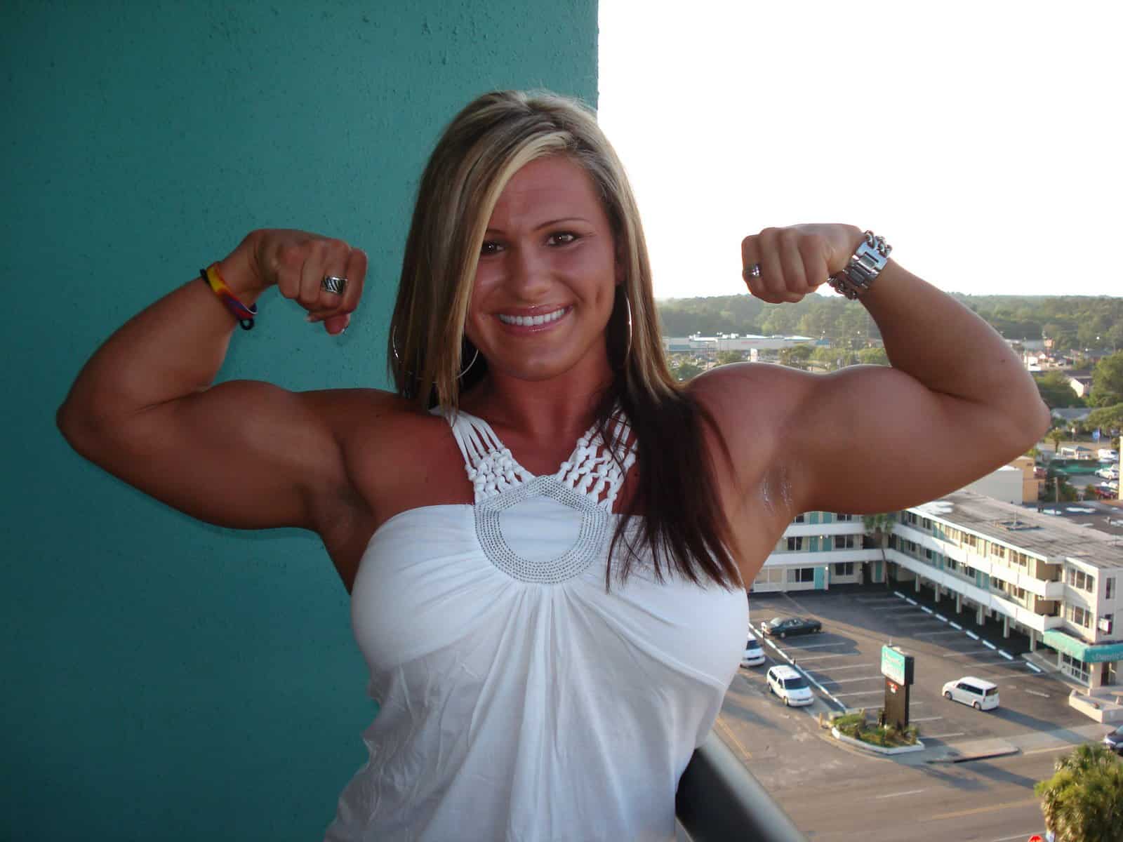1600x1200 Video: HUGE Female Bodybuilder vs. Boxing Champion Ends in 60 Seconds