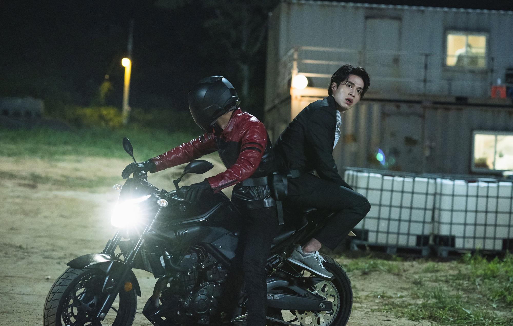 2000x1270 Watch Lee Dong Wook And Wi Ha Joon In Wild New Trailer For 'Bad And Crazy'