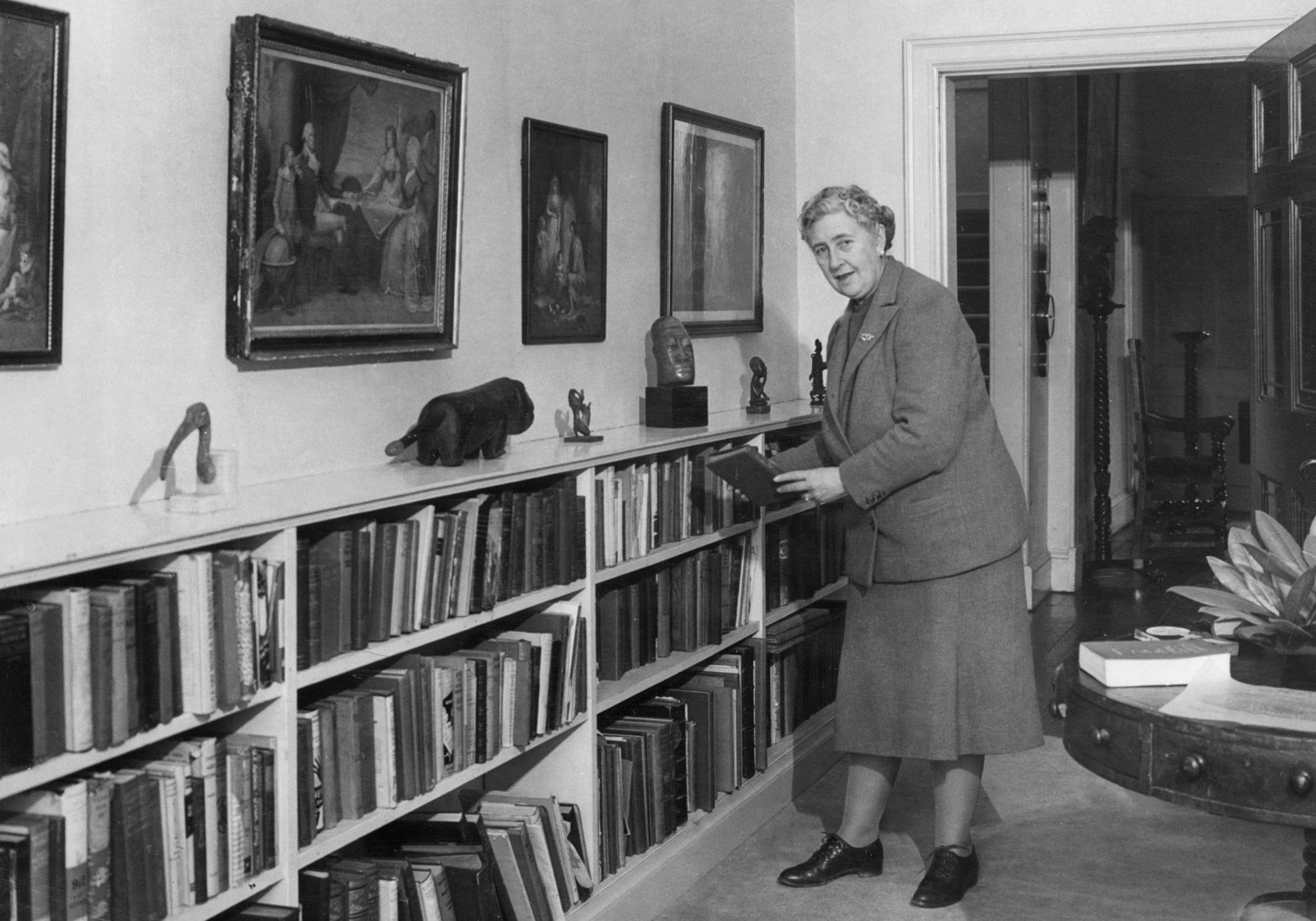 2003x1402 Agatha Christie Wallpaper