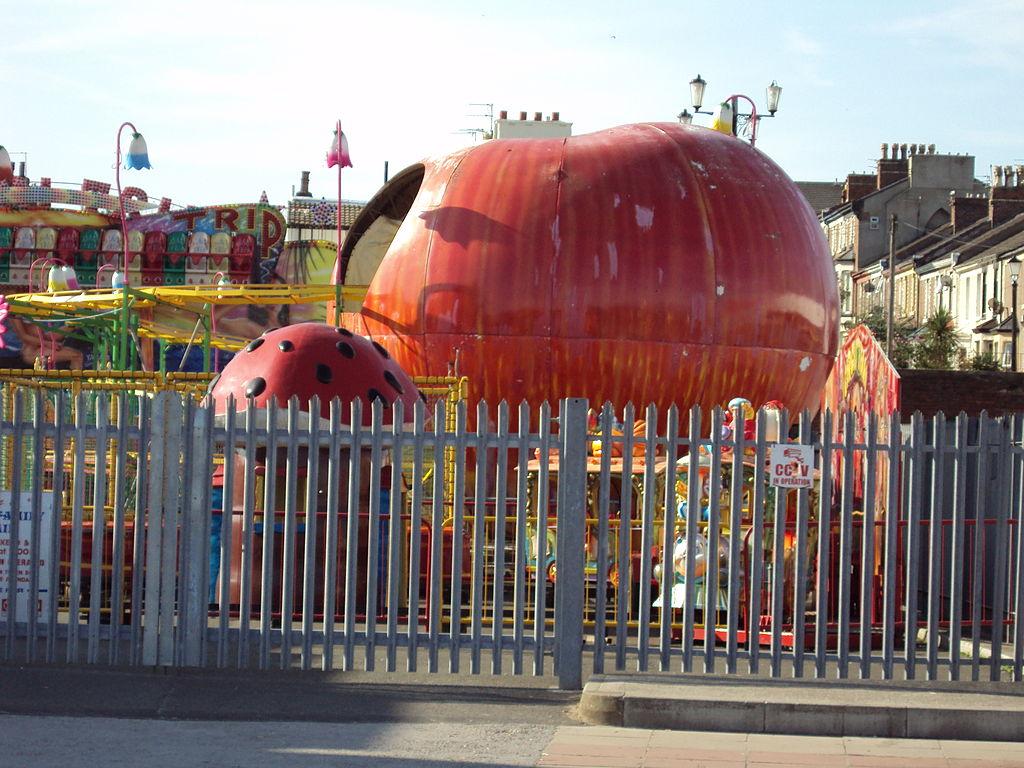 1024x768 Benkid77 James' Giant Peach ride