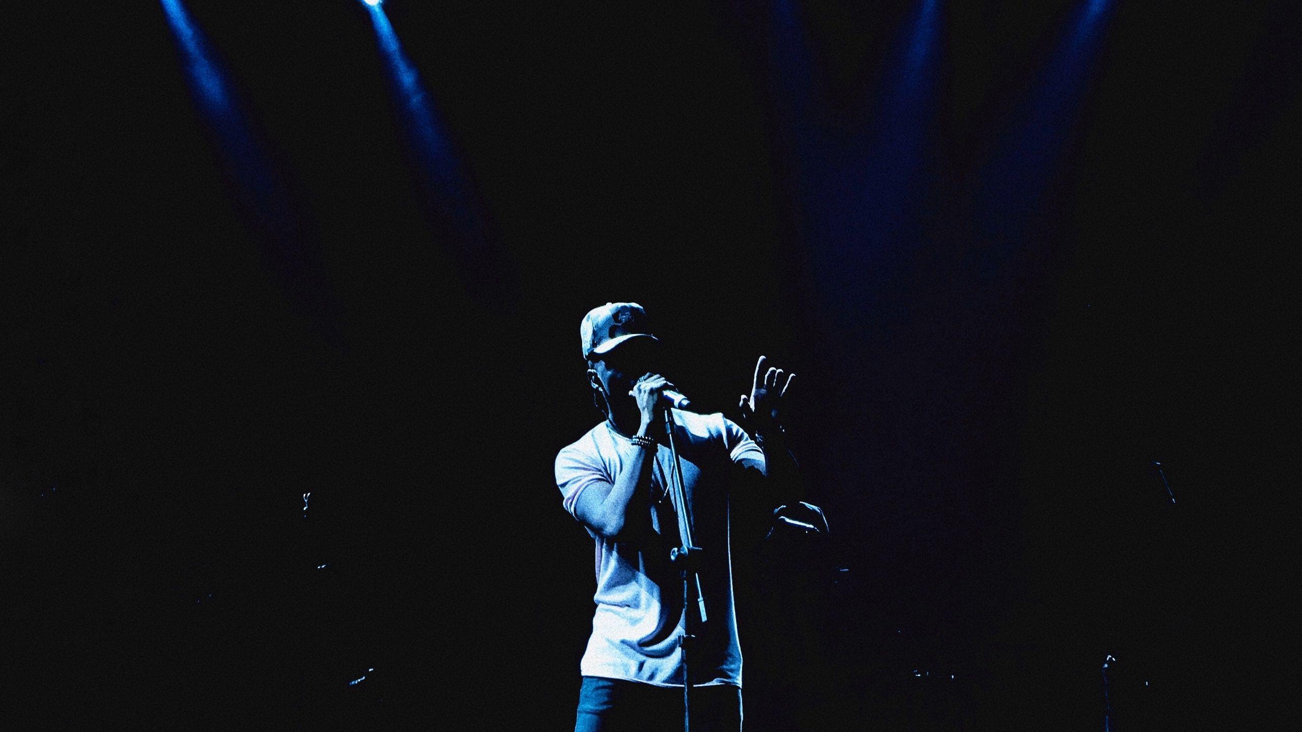 2560x1440 Download wallpaper 2560x1440 singer, stage, microphone, performance, musician, singing widescreen 16:9 HD background