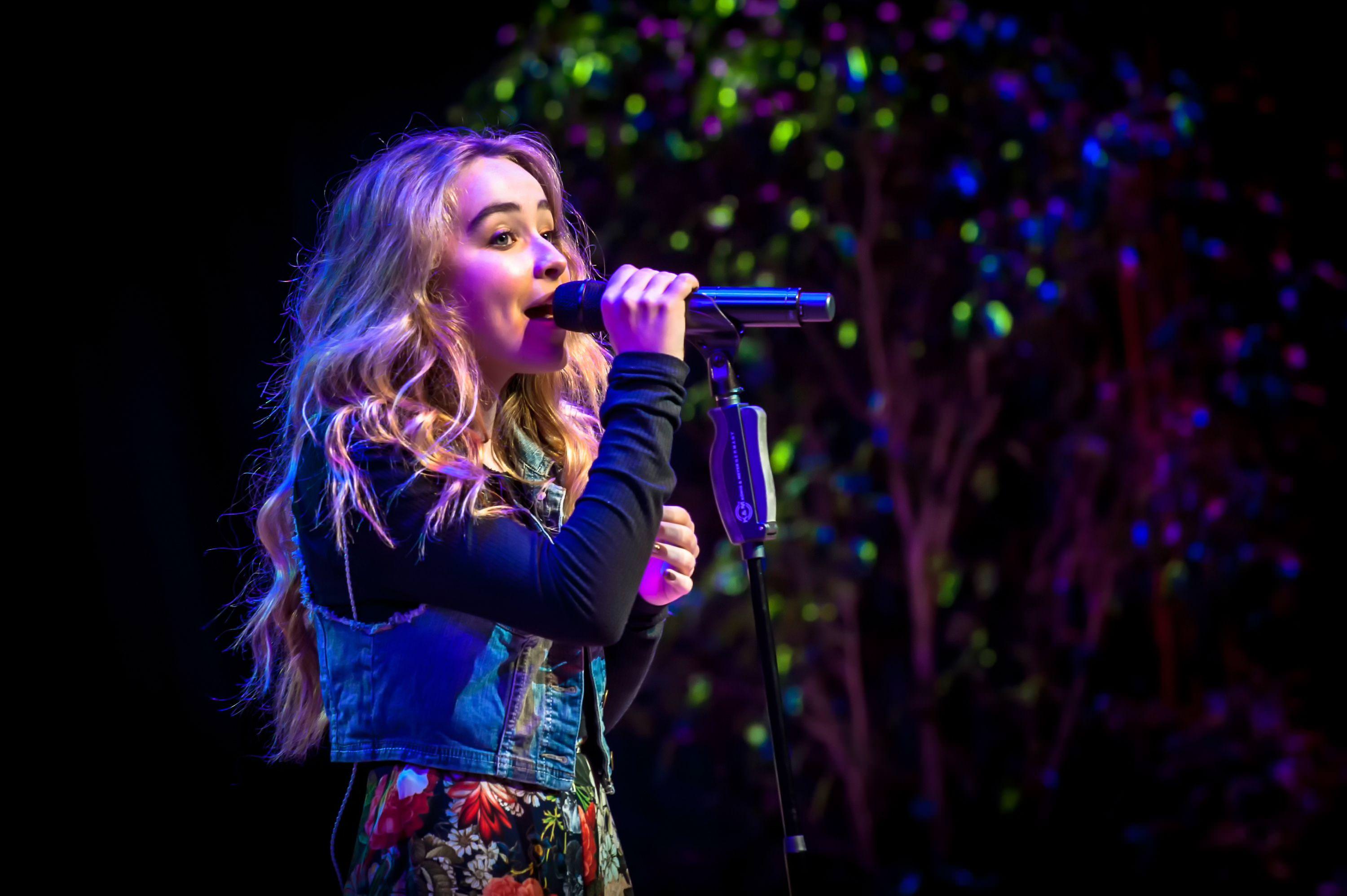 3000x1996 Download Singing 4K 8K HD Display Picture Background Image Wallpaper