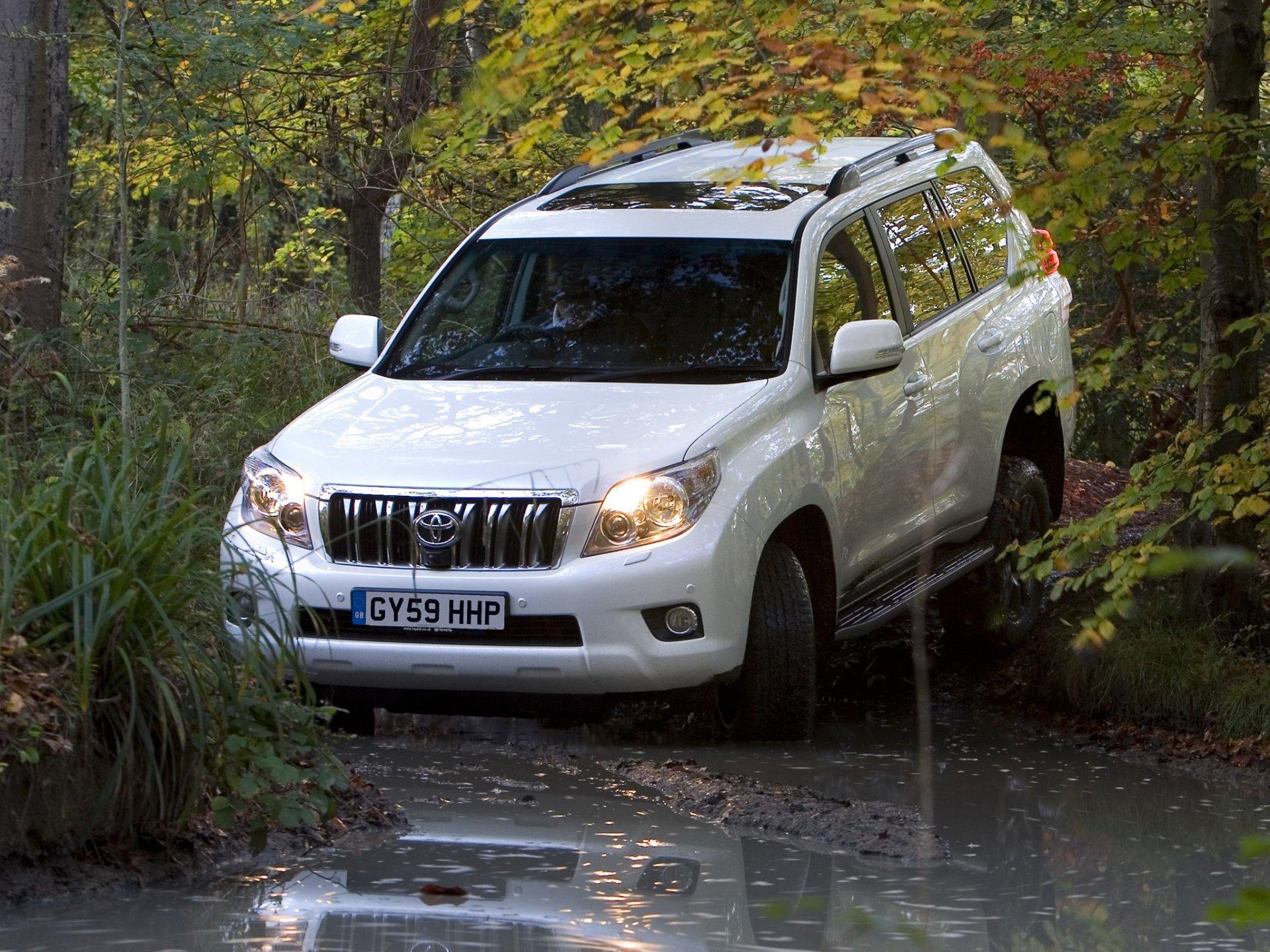1920x1440 HD Wallpaper: Iconic Jeep and Toyota Land Cruiser Prado in Naturex1536