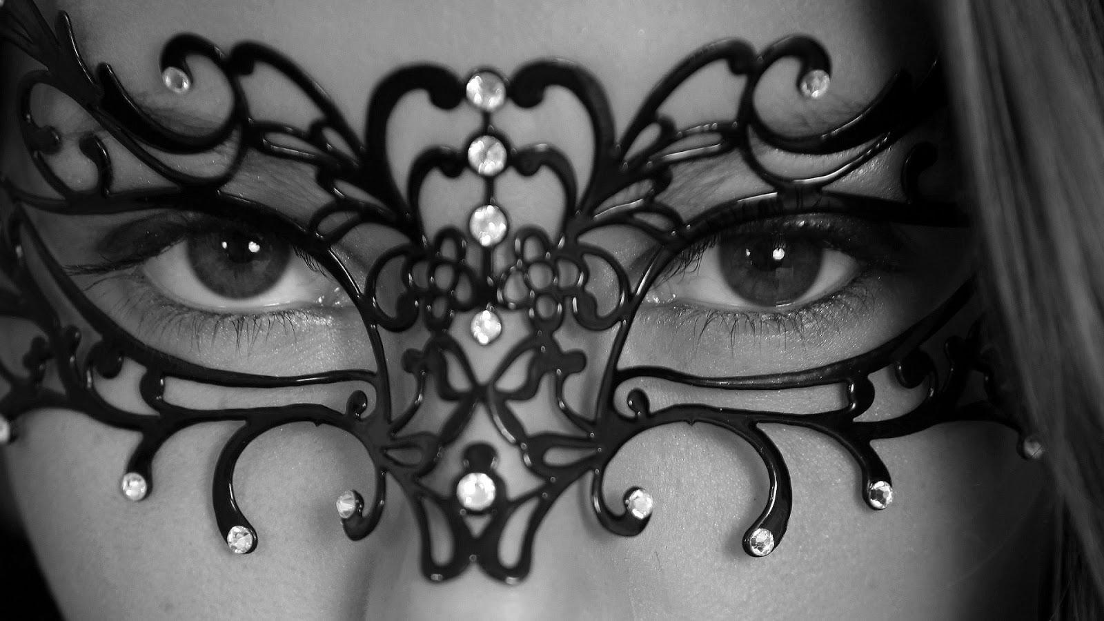 1600x900 Woman Mask