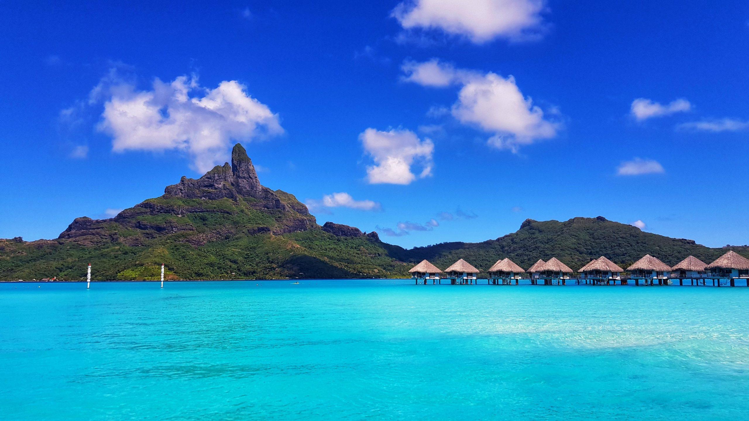 2560x1440 Tahiti vs Cook Islands: Two South Pacific Islands
