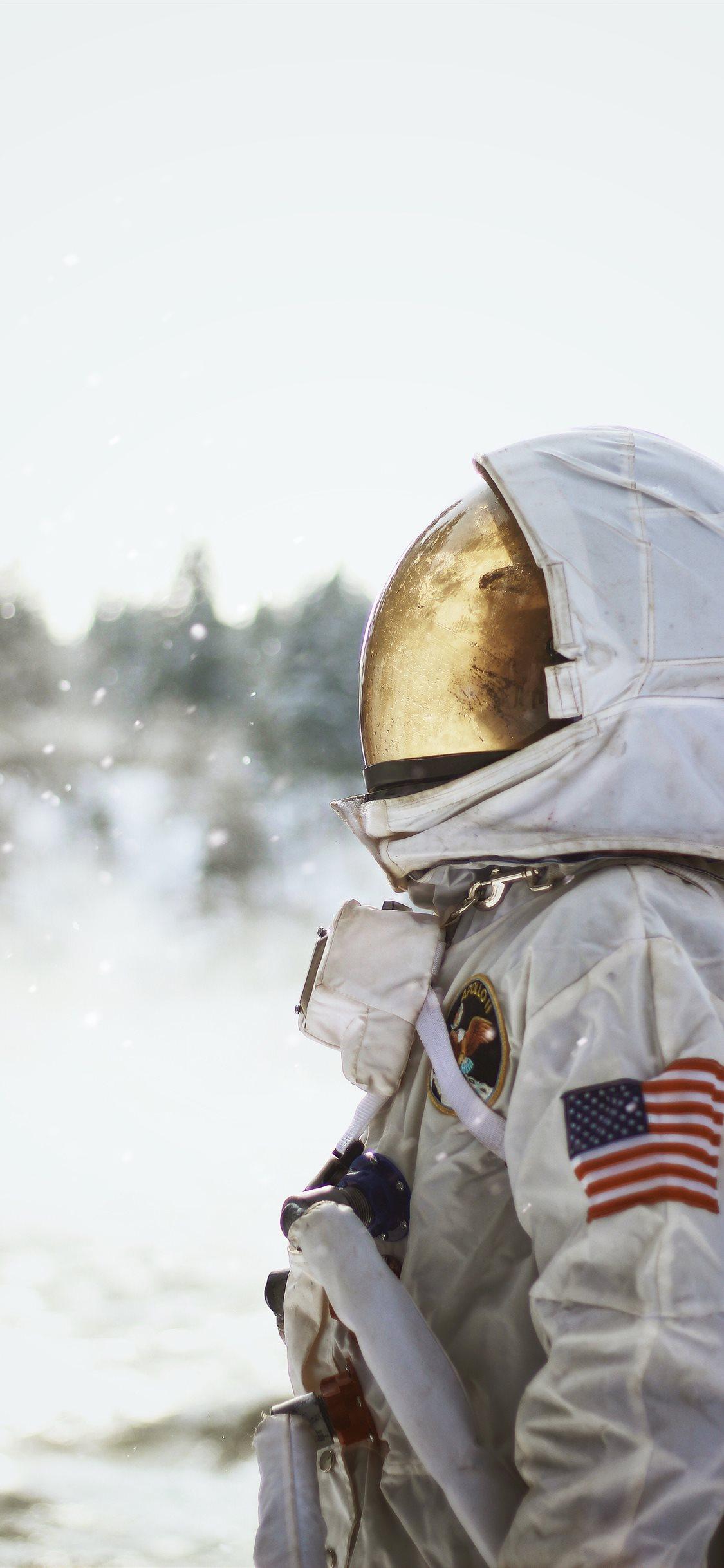1125x2436 Best Astronaut iPhone X HD Wallpaper