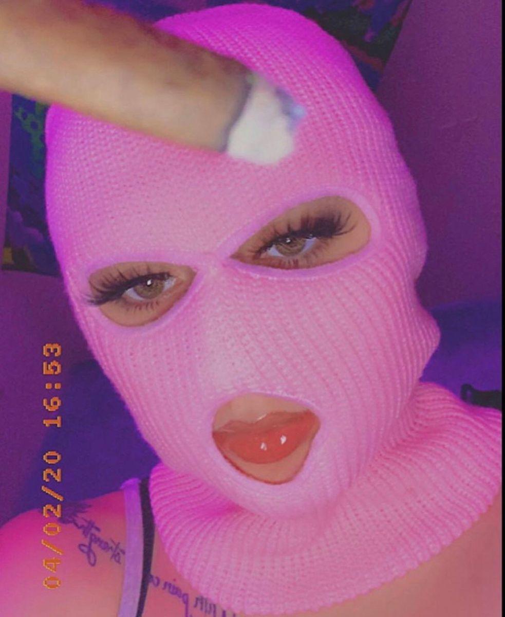 983x1200 Pink Girl Smoking Aesthetic Wallpaper