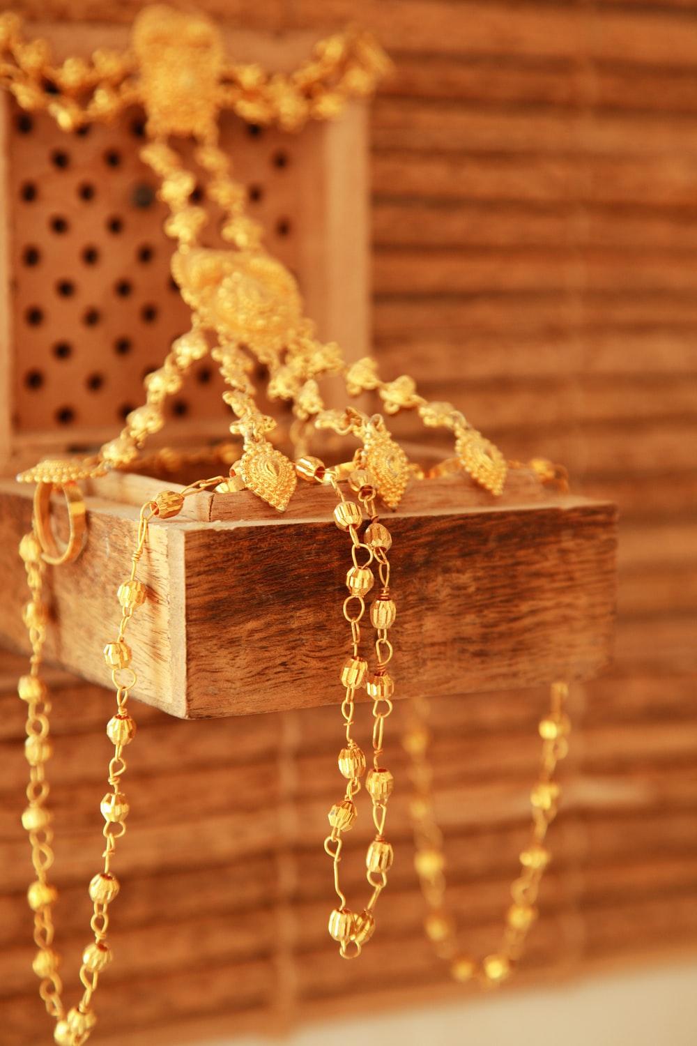 1000x1500 Gold Ornaments Wallpaper