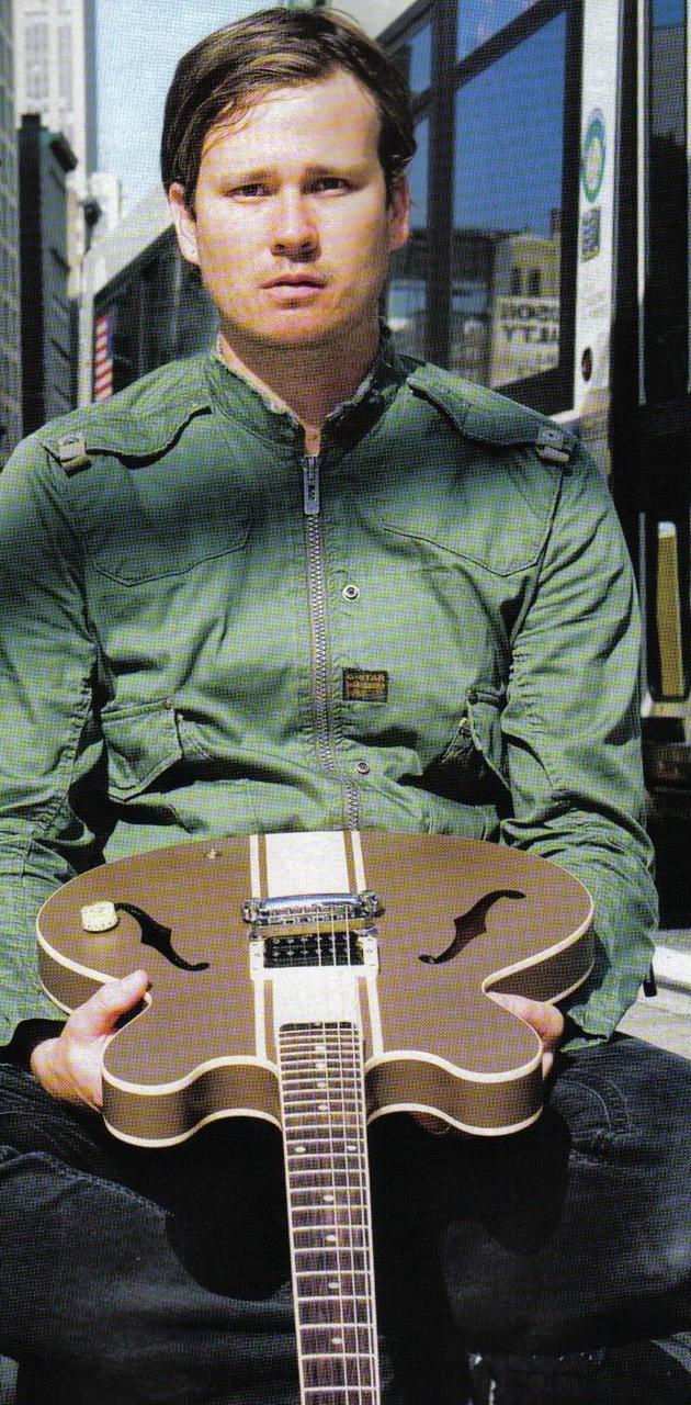 630x1280 Tom Delonge wallpaper