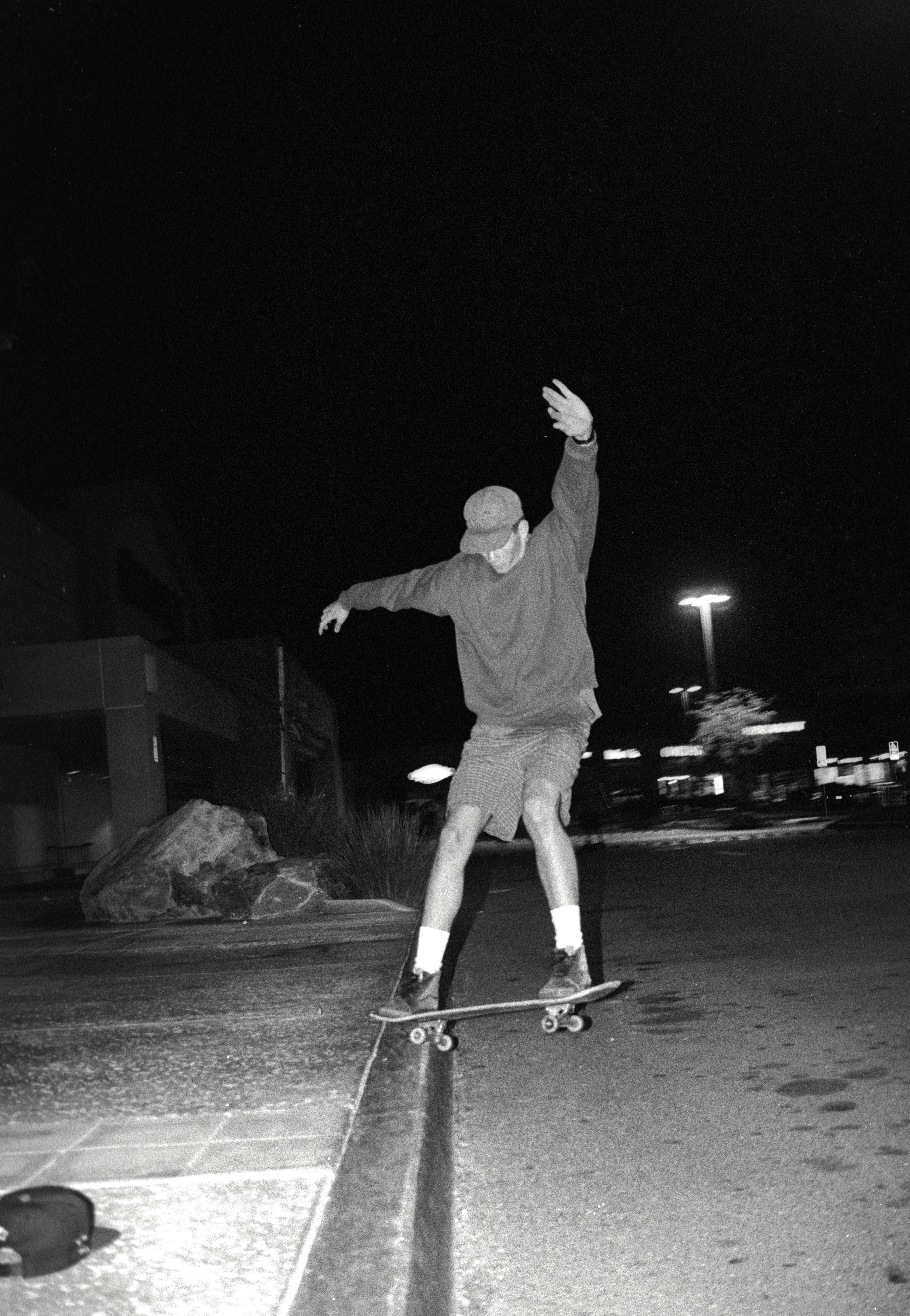 3712x5368 Tom Delonge slappy at Target parking