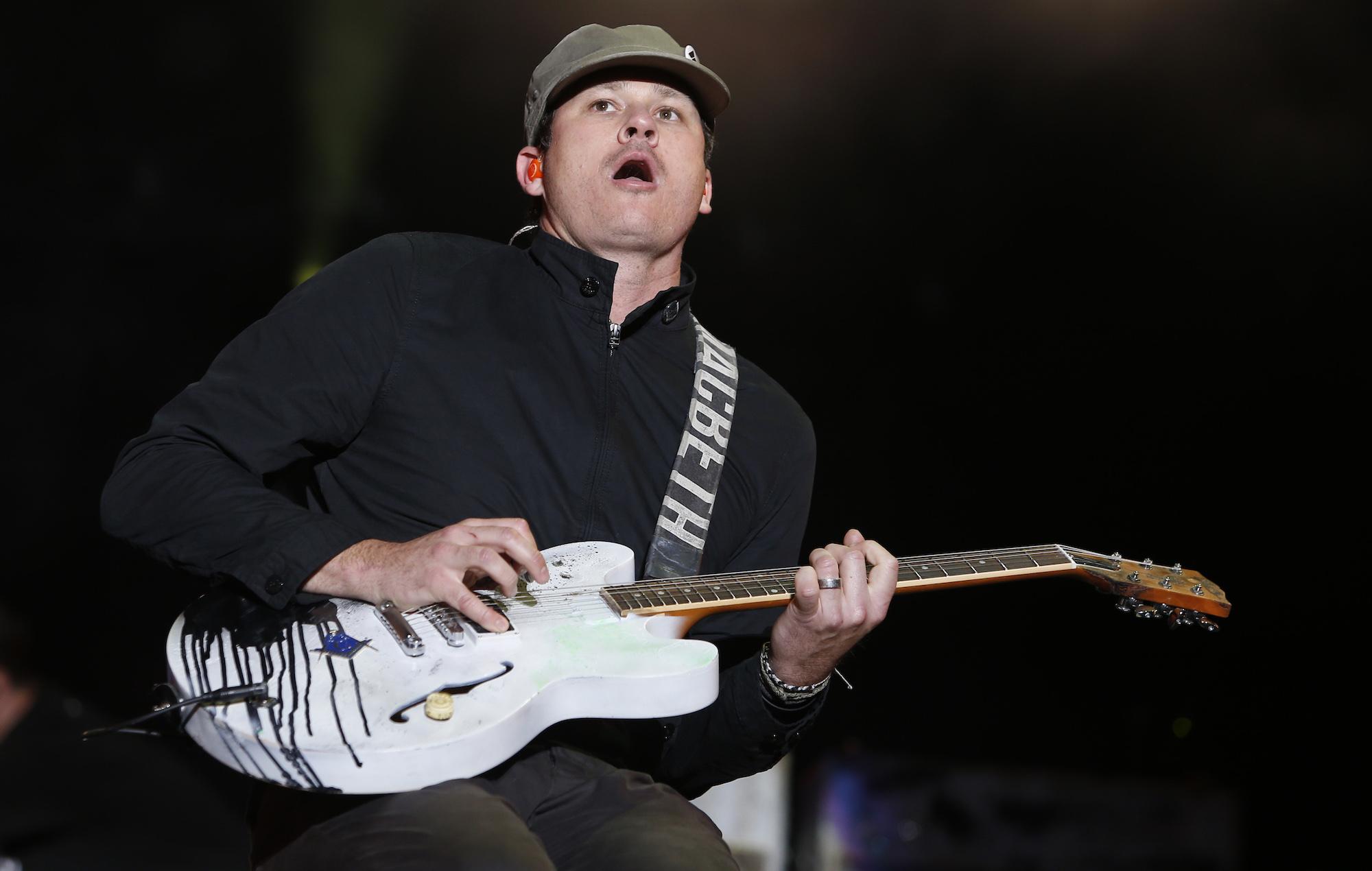 Ли делонг. Tom DELONGE. Tom DELONGE 2020. Tom DELONGE 2002. Гитарист блинк 182.