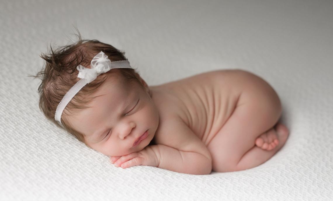 1140x690 Free photo of Cute newborn baby girl background