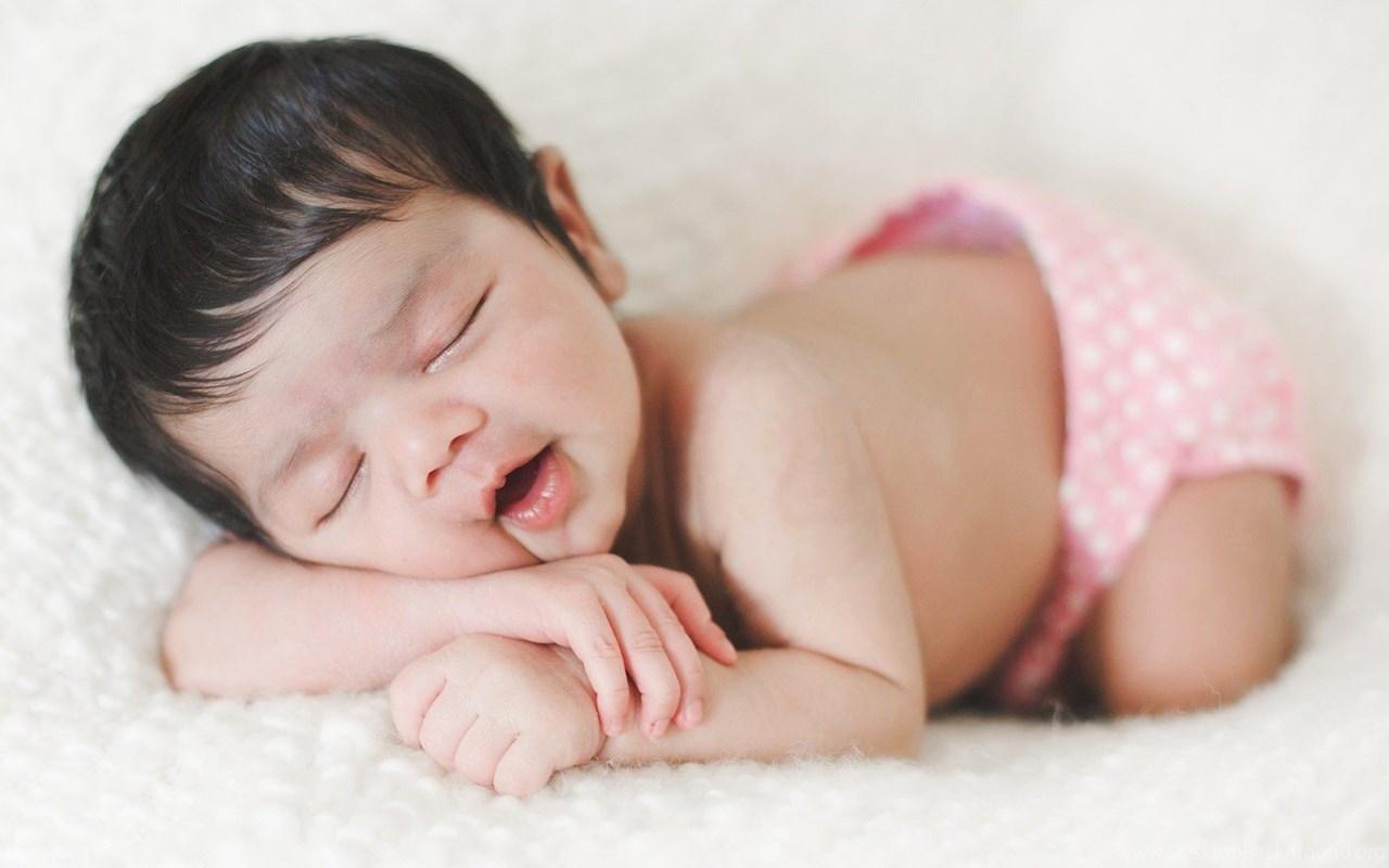1280x800 Cute Newborn Baby Girl Photo Desktop Background