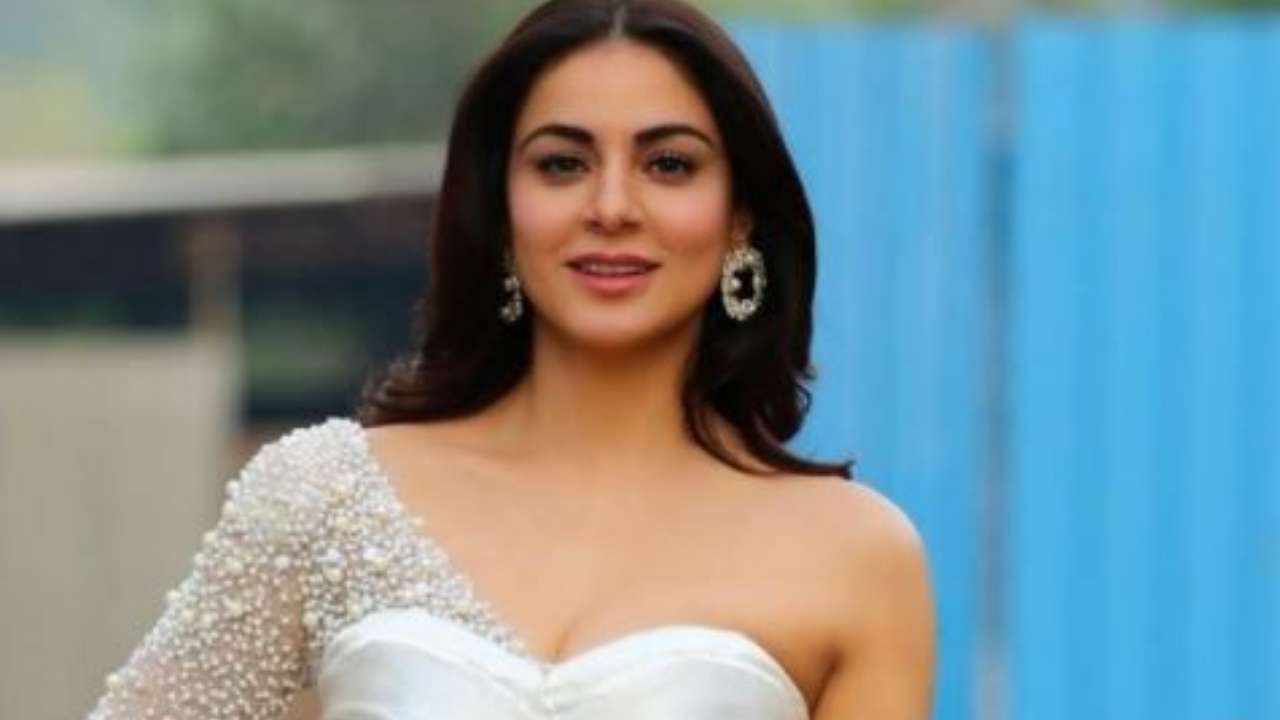 1280x720 VIRAL: 'Kundali Bhagya' actress Shraddha Arya's BOLD photo under a shower in floral monokini has the internet drooling