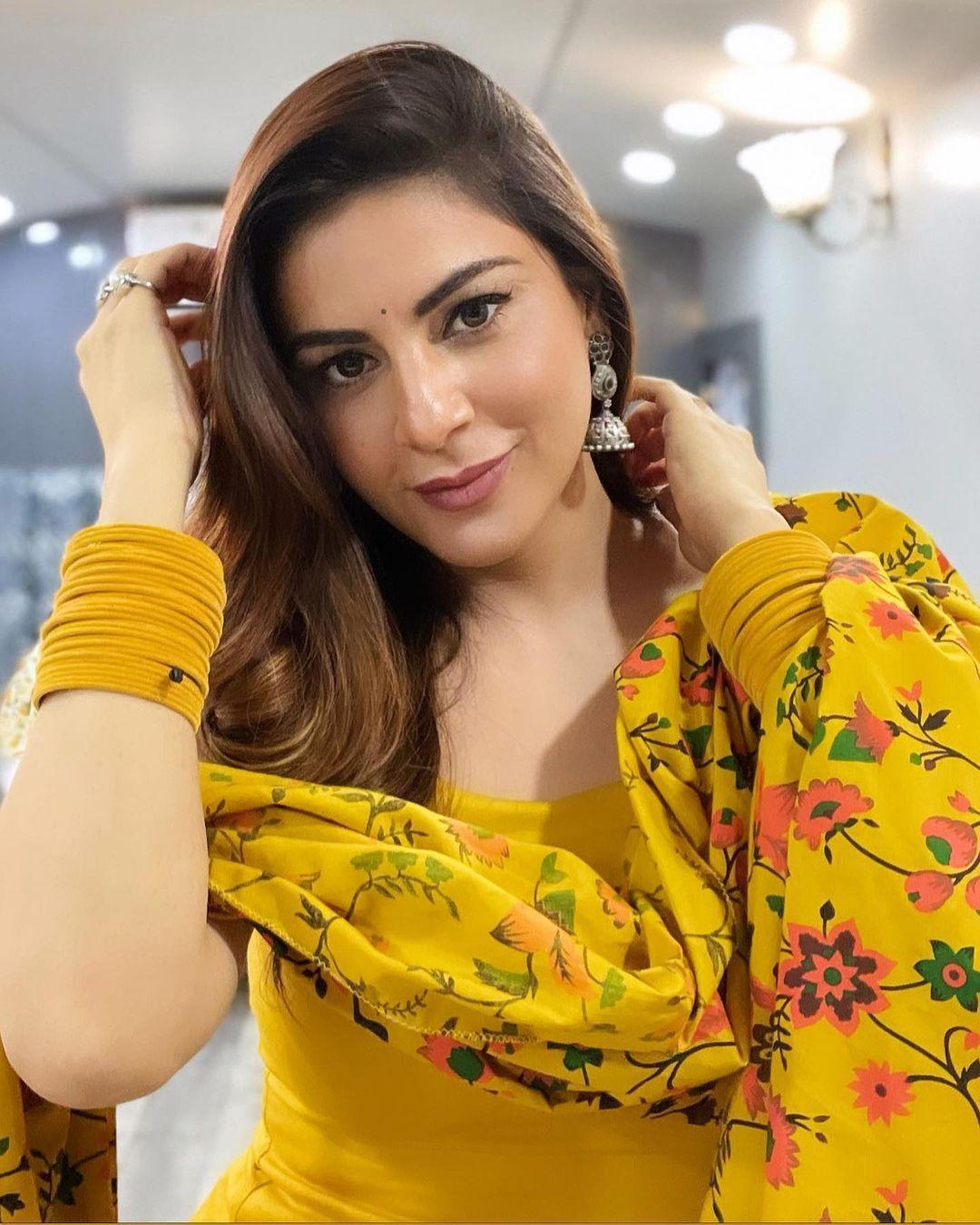 1080x1350 Shraddha Arya in yellow dress hot photo. Shraddha Arya glamorous and cute photo Photo: HD Image, Picture, Stills, First Look Posters of Shraddha Arya in yellow dress hot photo