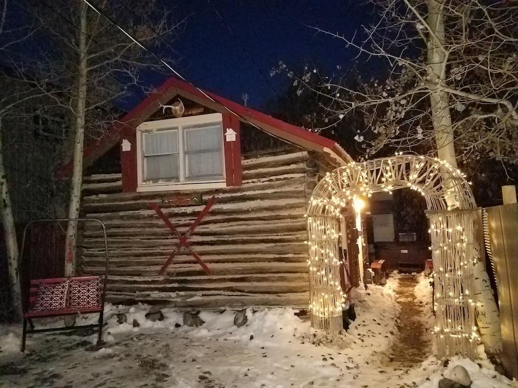 1024x768 A Little Cabin with Hot Tub in Red Lodge, Montana