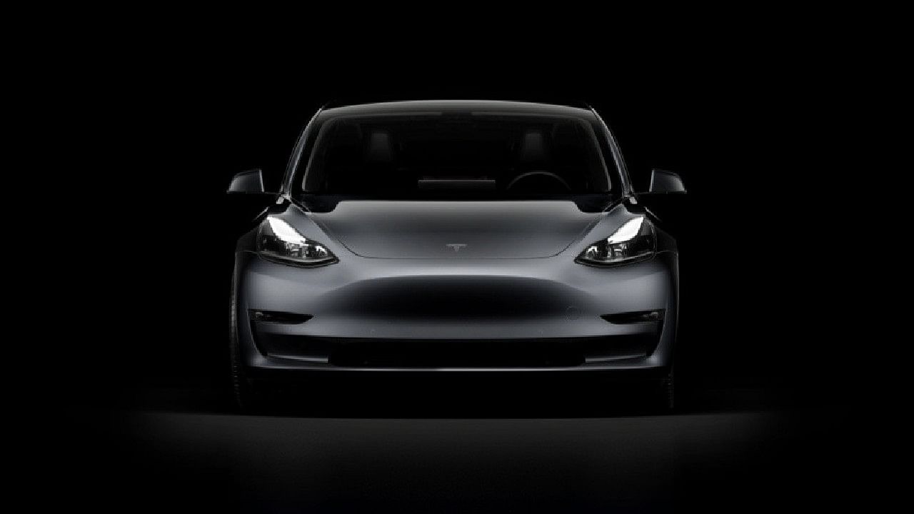 1280x720 Tesla Car will react like this after seeing the emergency lights of vehicles at night, the company has updated the autopilot software. Tesla Autopilot software updated can respond to emergency vehicle lights