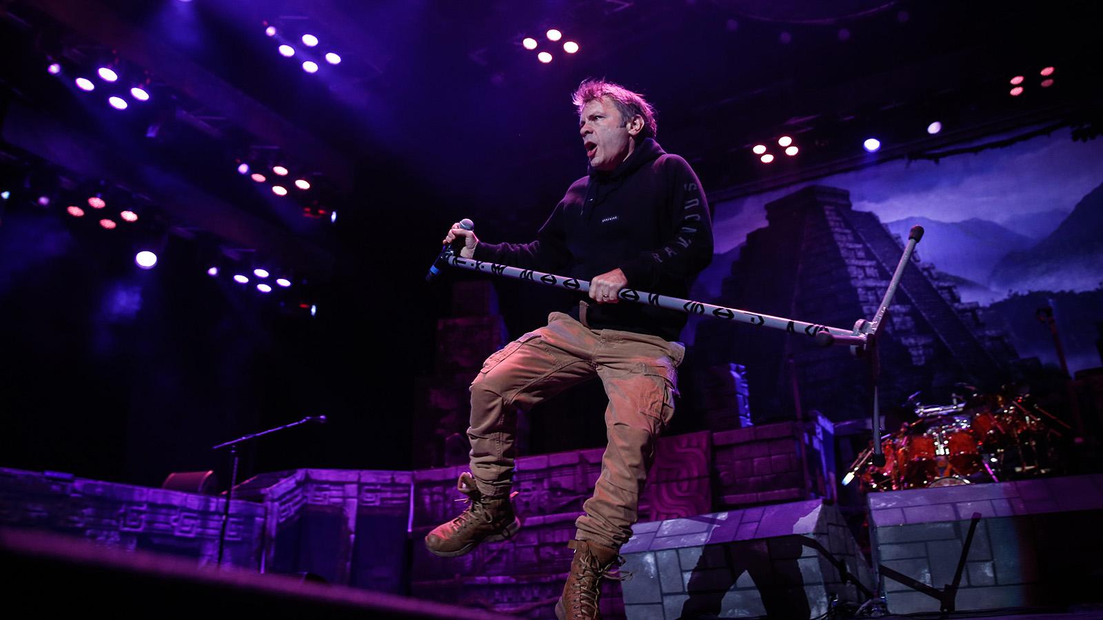 1600x900 Iron Maiden's Bruce Dickinson Takes A Tumble Onstage In Manchester.1 FM Frank