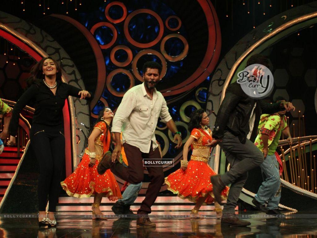 1024x768 Wallpaper Deva, Sonakshi and Shahid perform during R.Rajkumar promotions size:1024x768