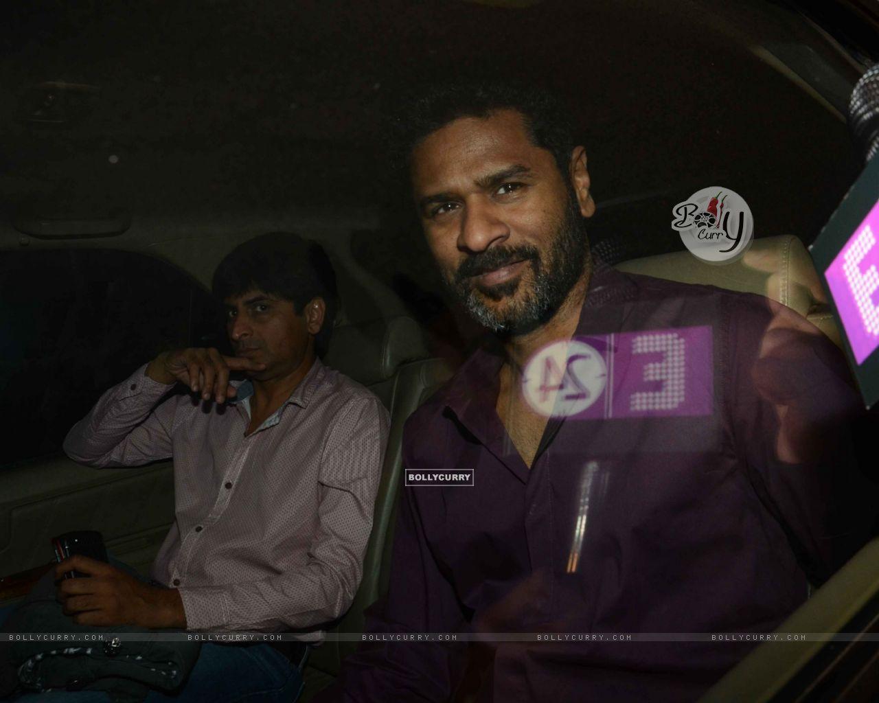 1280x1024 Wallpaper Deva at Salman Khan's Birthday Bash size:1280x1024