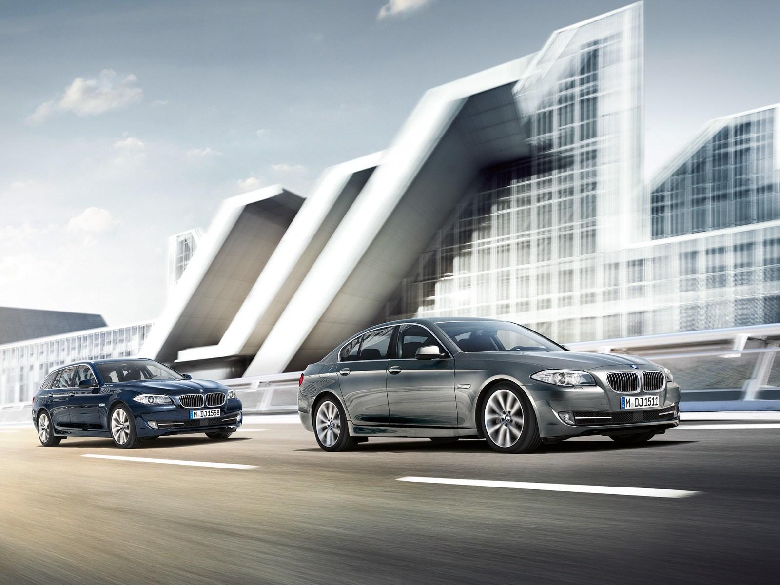 1600x1200 Wallpaper: F11 5 Series Touring next to the F10 5er Sedan