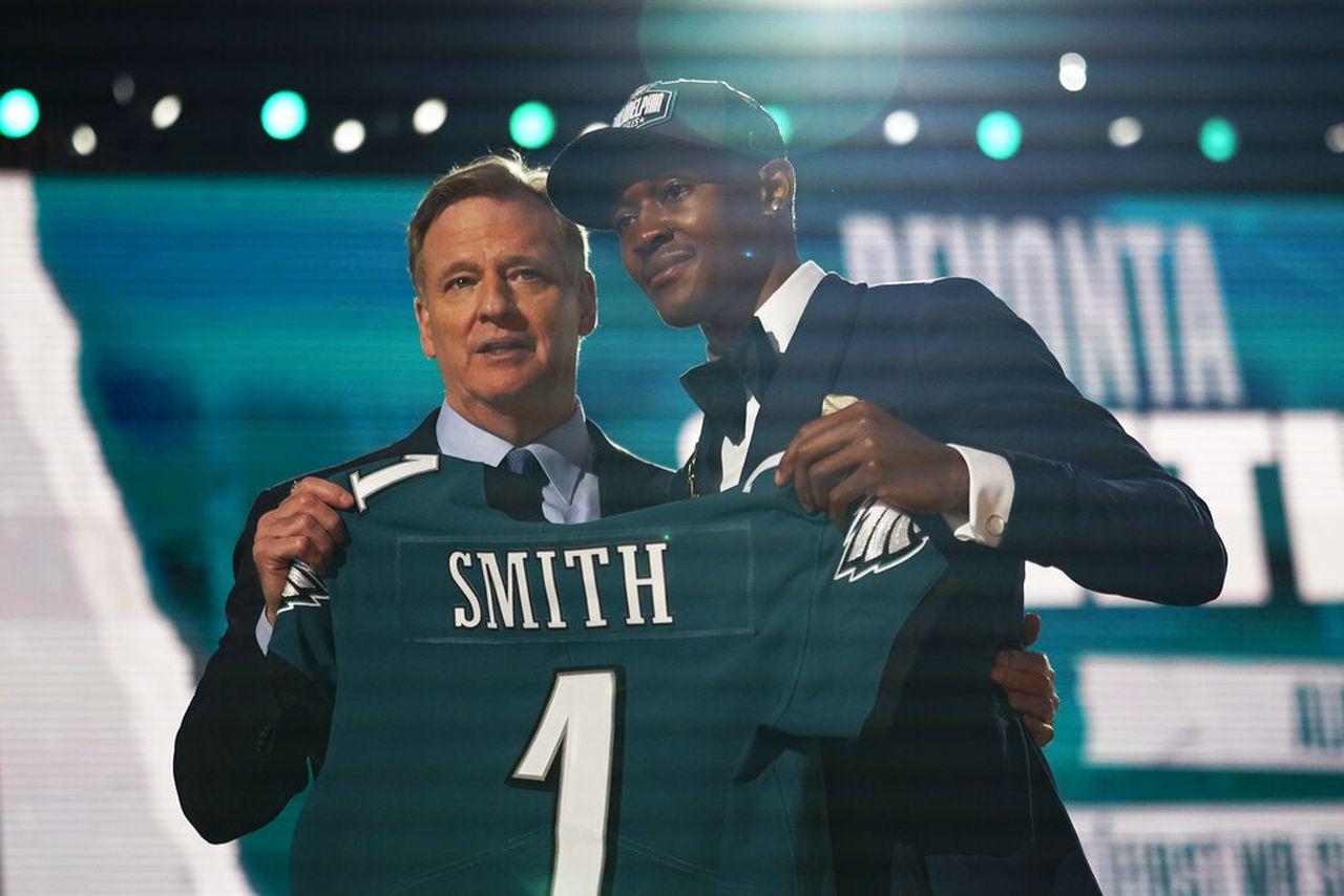 1280x854 Watch Jalen Hurts welcome DeVonta Smith to Philadelphia Eagles