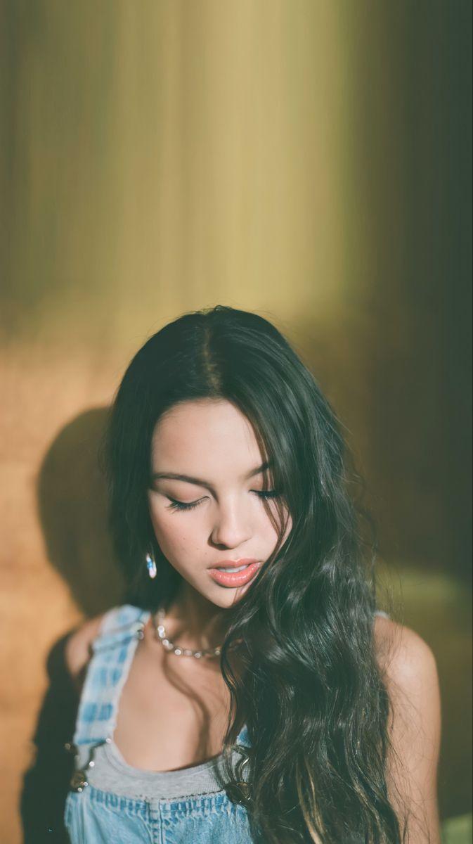 673x1200 Olivia Rodrigo Wallpaper