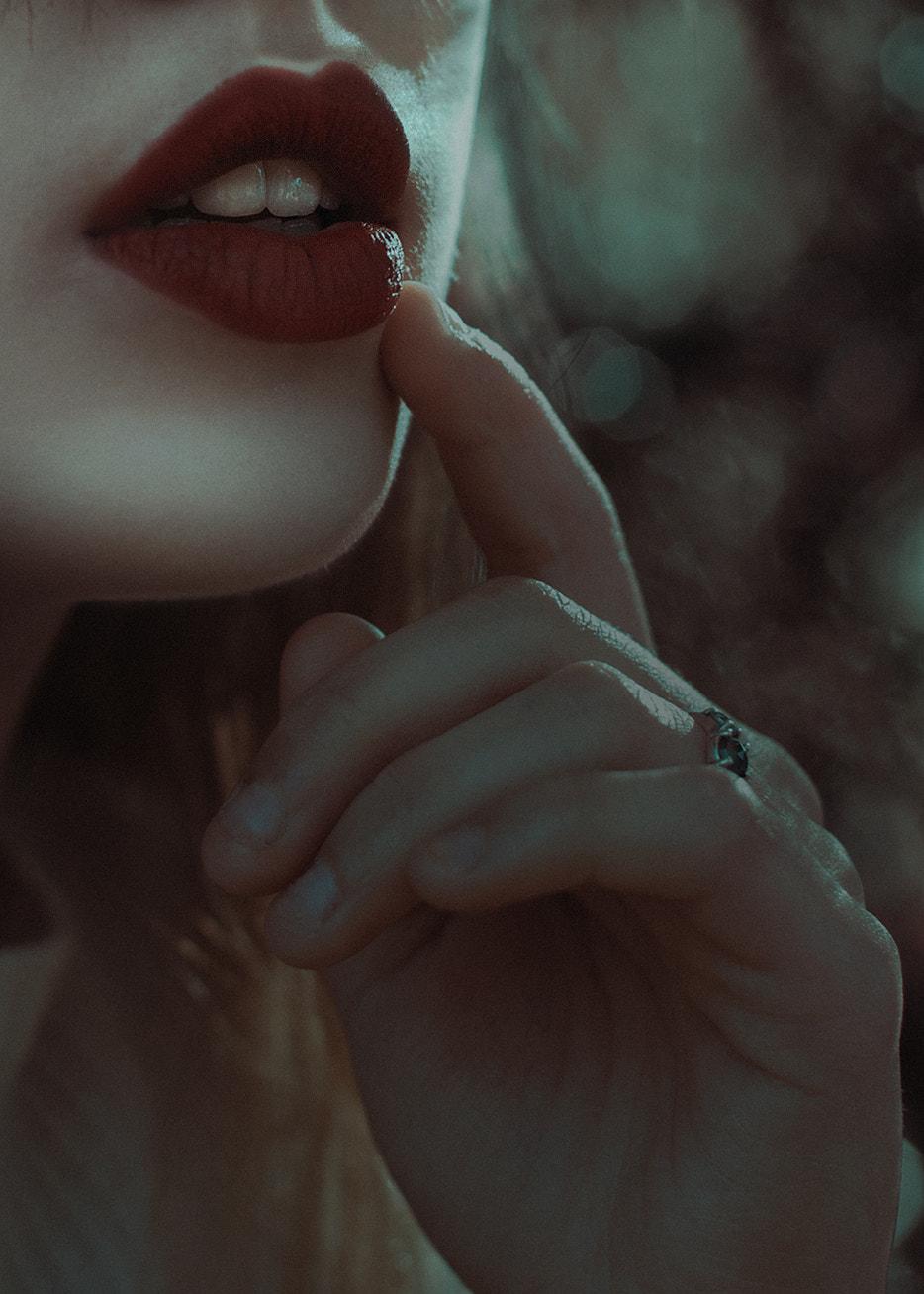 934x1308 Red Lips Wallpaper