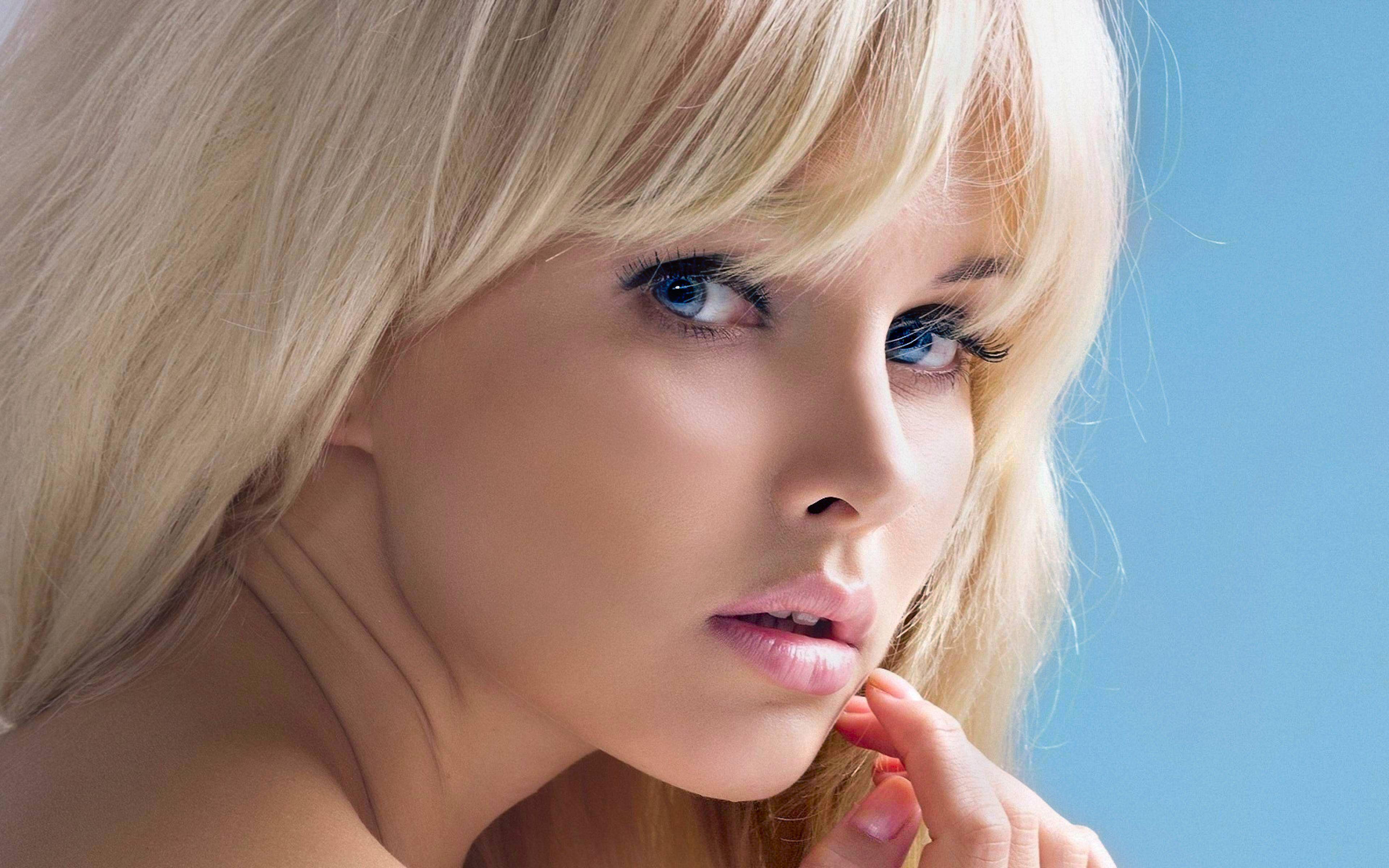 3840x2400 Hot Blondes Wallpaper