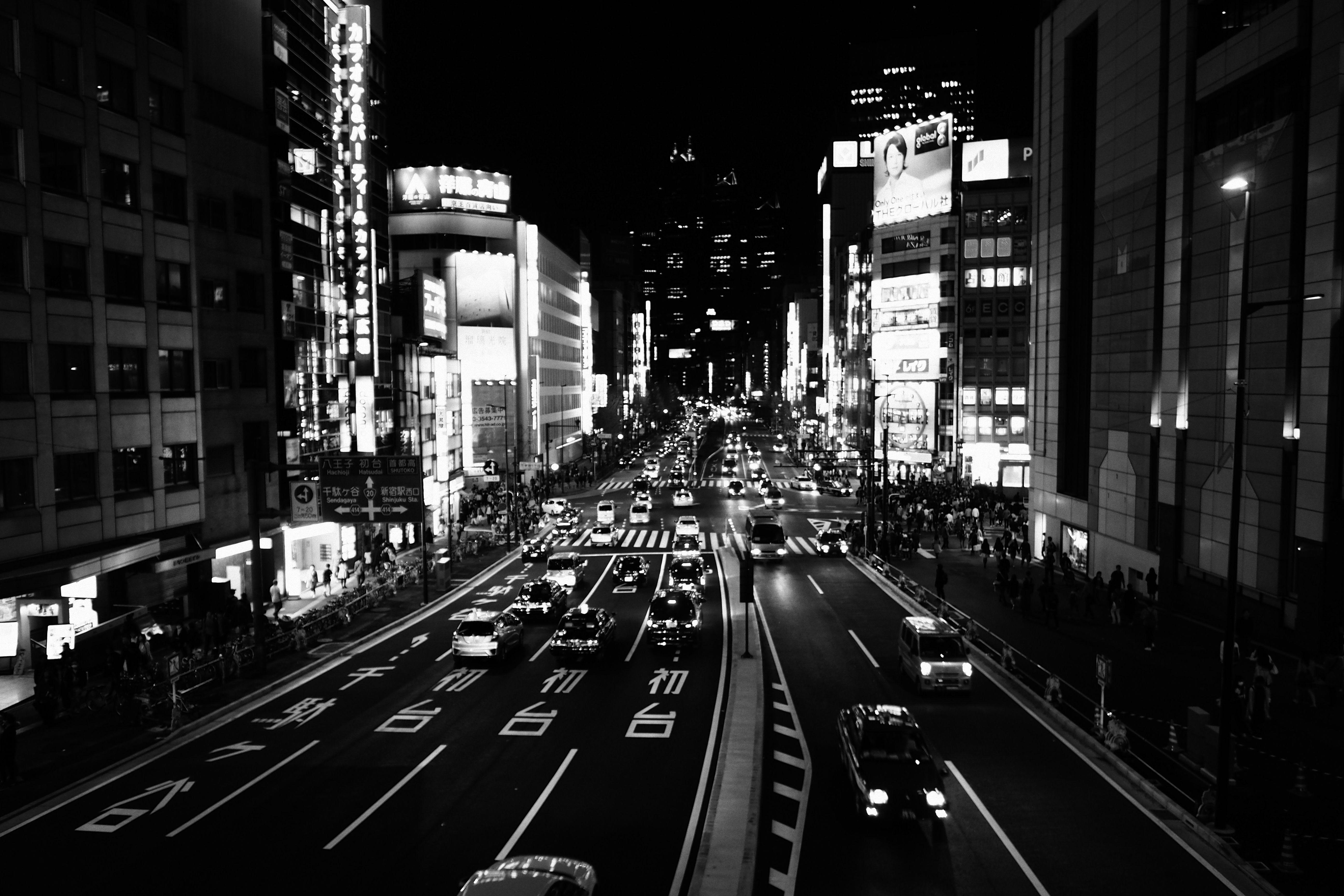 Tokyo white. Улицы ночного города. Черно белый город. Ночной город дорога. Черно белый Токио.