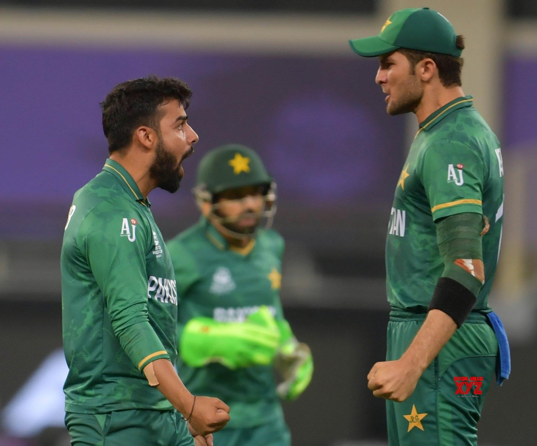 1807x1500 Dubai:Pakistan's Shadab Khan celebrates with Shaheen Afridi after the dismissal of Australia's David Warner during