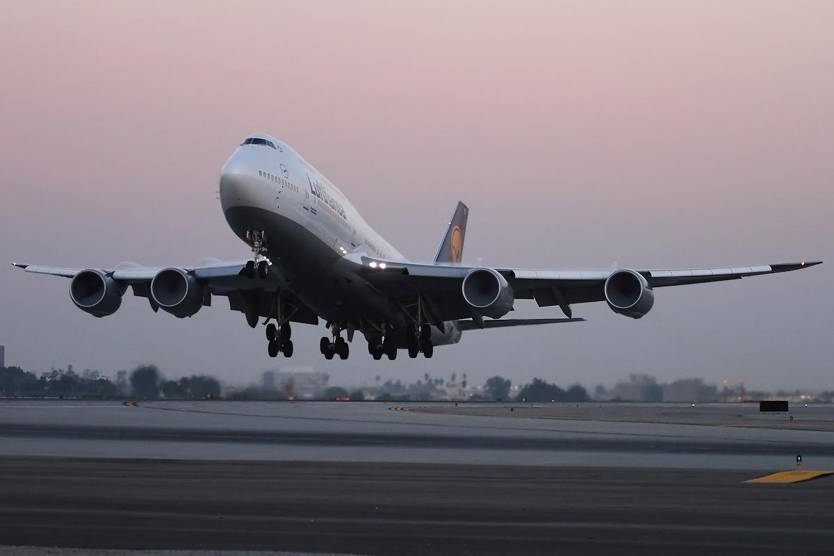1200x800 Lufthansa Boeing 747 8 Intercontinental Beautiful Takeoff 747 8 Wallpaper & Background Download