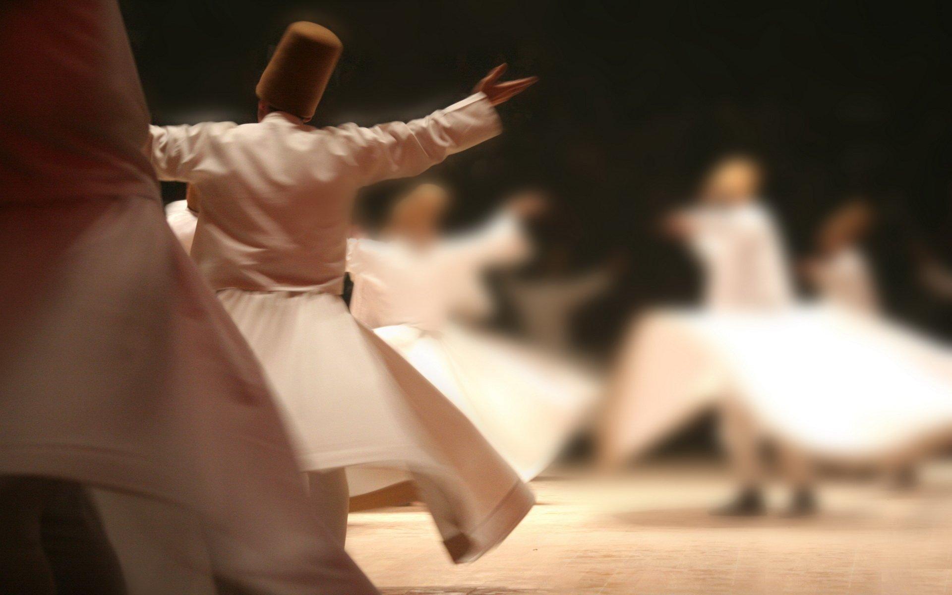 thumbs.dreamstime.com/z/whirling-dervishes-sufi-wh...