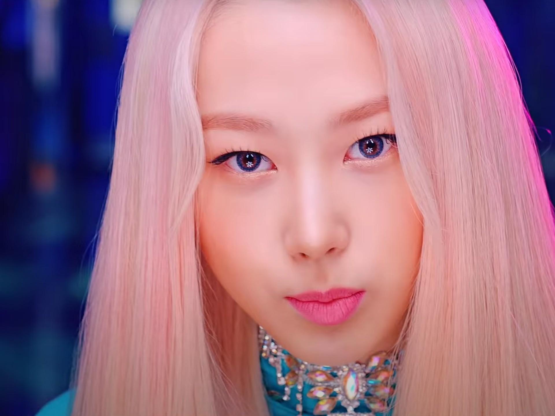 1920x1440 Giselle from aespa surprises fans by going back to black. YAAY Breaking News
