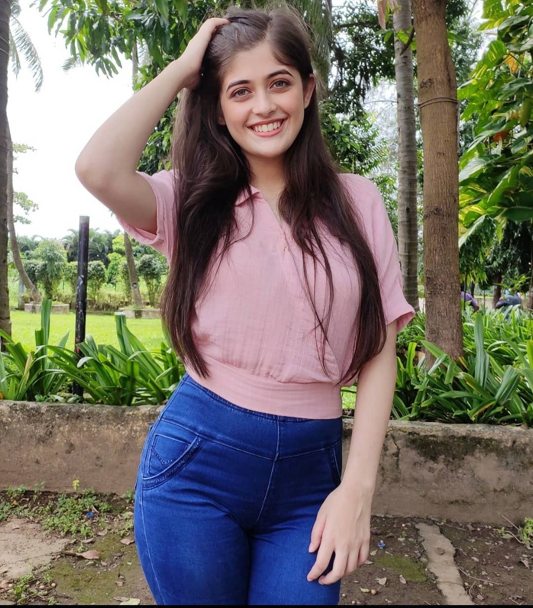 Urvi Singh Wallpapers Top Free Urvi Singh Backgrounds Wallpaperaccess 