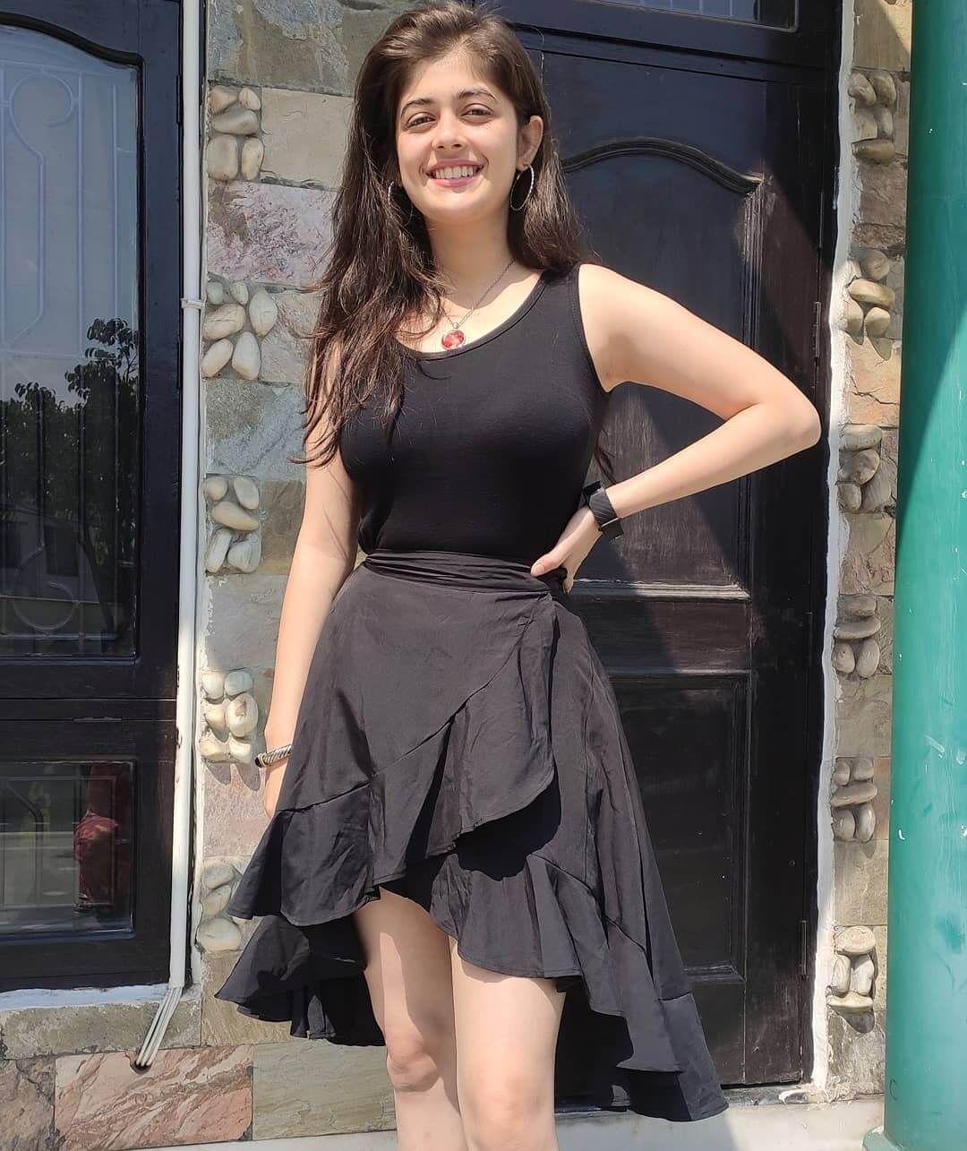 Urvi Singh Wallpapers Top Free Urvi Singh Backgrounds Wallpaperaccess 