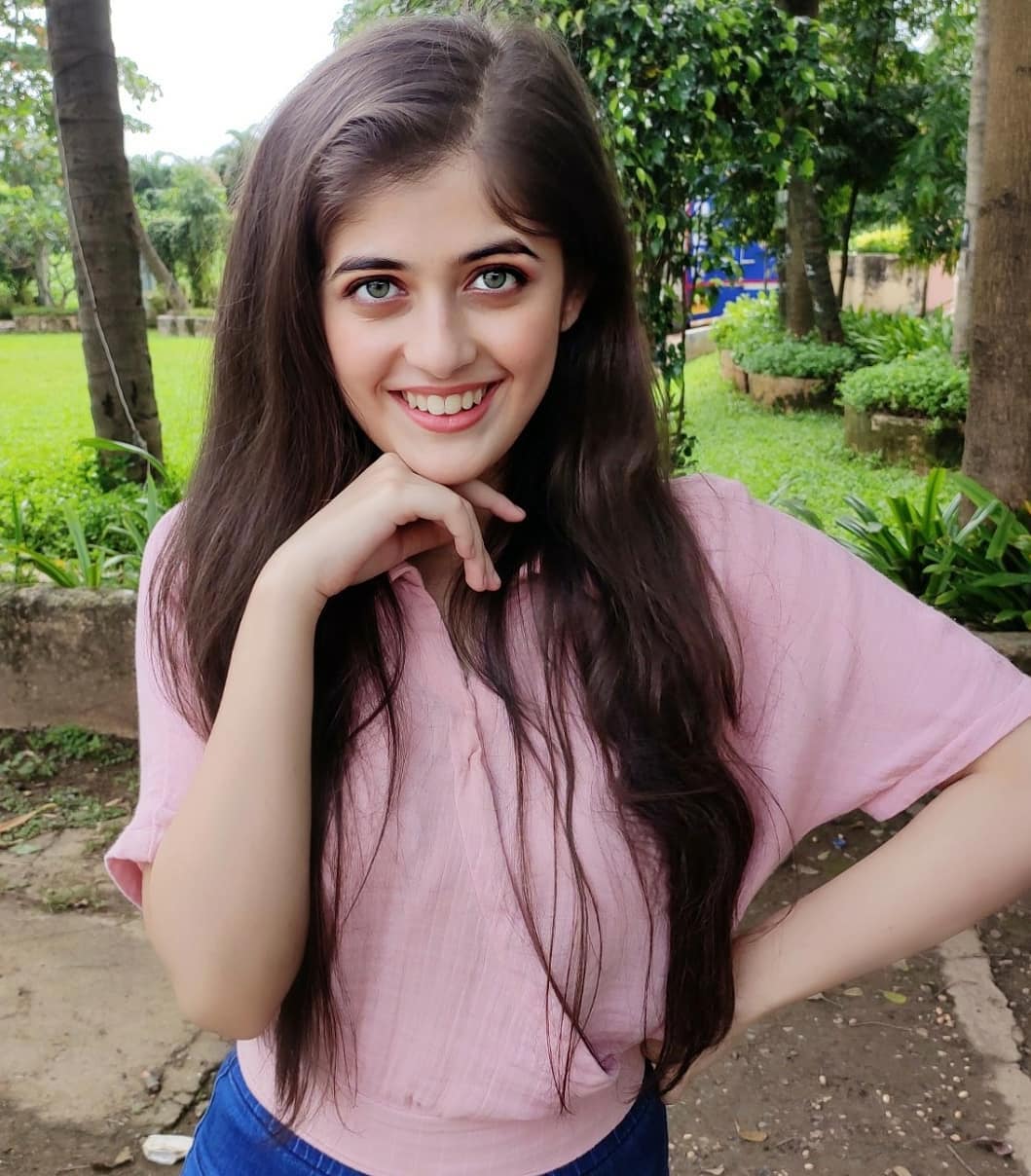 Urvi Singh Wallpapers Top Free Urvi Singh Backgrounds Wallpaperaccess 