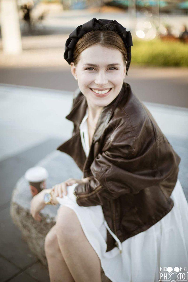 800x1200 Anna Maria Sieklucka Wallpaper