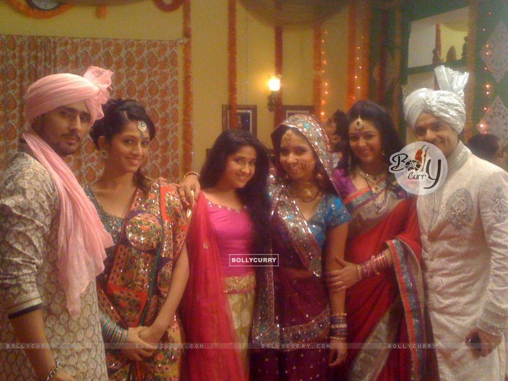 1024x768 Wallpaper Vivah cast saying bye size:1024x768