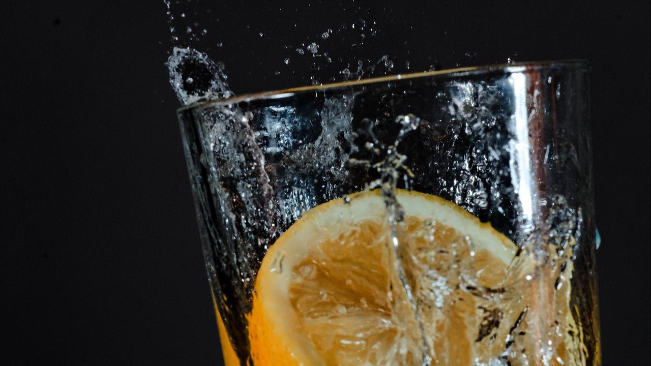1280x720 Wallpaper lemonade, lemon, spray, drink, glass hd, picture, image