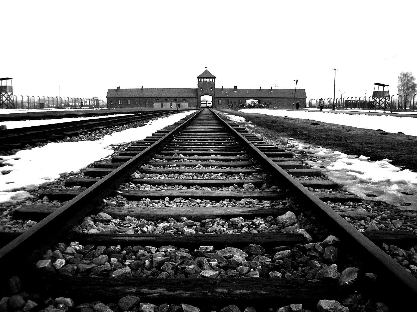 1600x1200 Auschwitz 9 Free