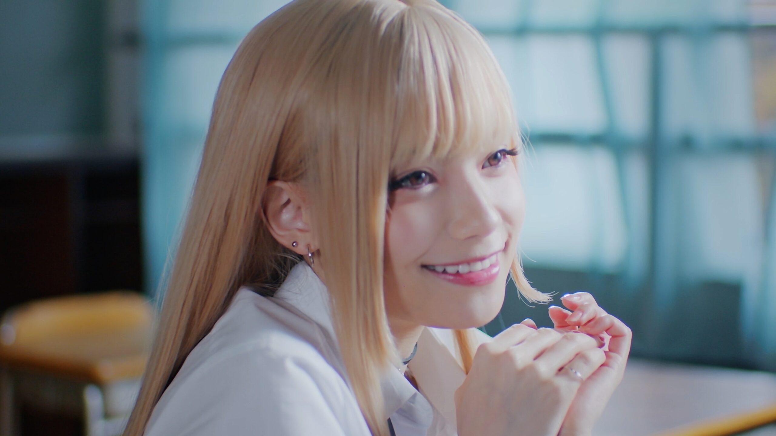 2560x1440 Sono Bisque Doll wa Koi wo Suru: Akari Akase cosplayed as Marin in the ending video