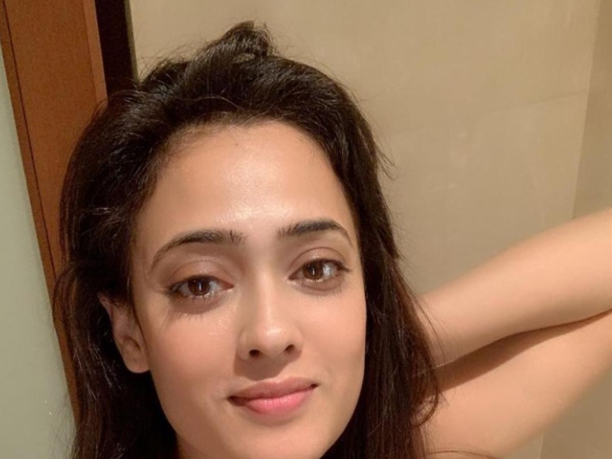 1200x900 Shweta Tiwari stuns fans as she flaunts her toned abs in mirror selfie; Says '1 pound at a time'